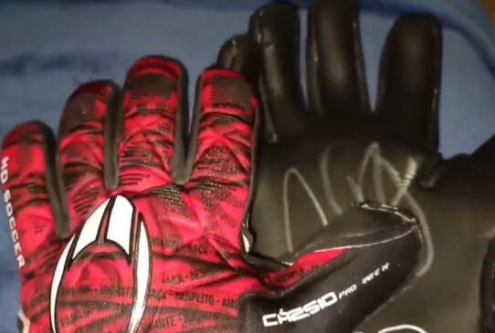 Luva autografada pelo goleiro Cássio, do Corinthians