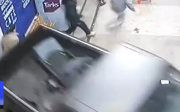 É possível ver que parte do grupo sai correndo, enquanto uma vítima é prensada contra uma porta de vidro.
