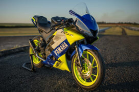 A esportiva de baixa cilindrada tem motor monocilíndrico de 155 cm³ movido somente a gasolina