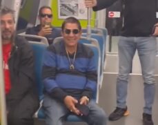 Zeca Pagodinho anda de metrô pela primeira vez.