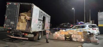 No total, a polícia apreendeu 1.002 quilos da droga, distribuída em 1.136 tabletes