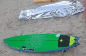 O corpo de um surfista foi encontrado em meio às ondas e retirado do mar por outros dois banhistas na Praia do Tombo, em Guarujá.