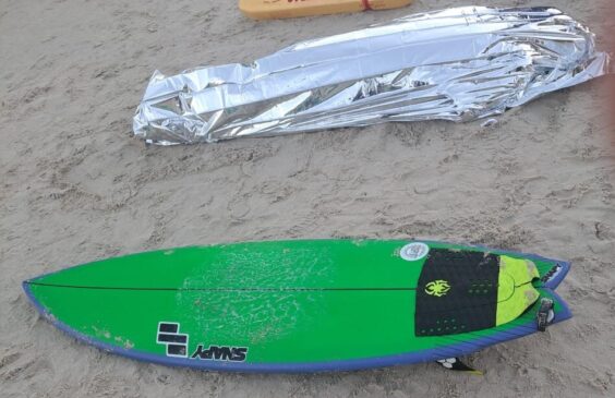 O corpo de um surfista foi encontrado em meio às ondas e retirado do mar por outros dois banhistas na Praia do Tombo, em Guarujá.