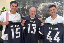 O presidente Lula (PT), o ministro do Turismo, Celso Sabino (União Brasil-PA), e o governador do Pará, Helder Barbalho (MDB), mostram camisas do Remo