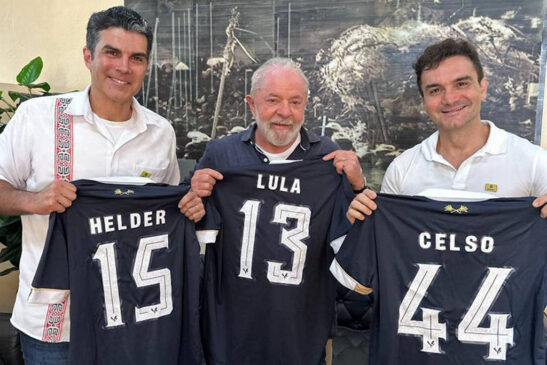 O presidente Lula (PT), o ministro do Turismo, Celso Sabino (União Brasil-PA), e o governador do Pará, Helder Barbalho (MDB), mostram camisas do Remo