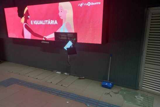 Painel digital quebrado na estação durante vandalismo