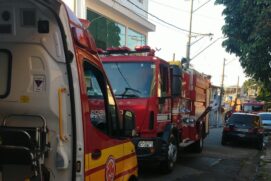 Incêndio em residência mobiliza bombeiros em Taboão da Serra