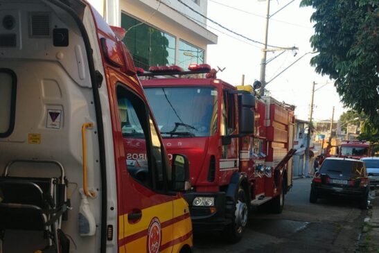 Incêndio em residência mobiliza bombeiros em Taboão da Serra
