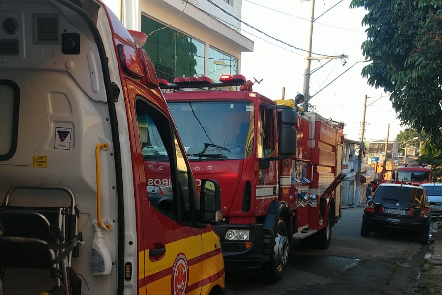 Incêndio em residência mobiliza bombeiros em Taboão da Serra