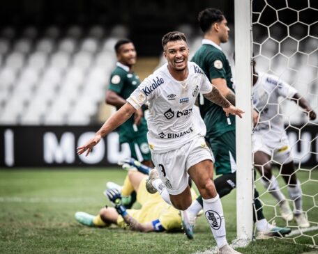 Marcos Leonardo fez dois gols e deu uma assistência contra o Goiás