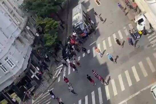 No início da tarde, um grupo de usuários de drogas também ao menos seis ônibus, segundo a SPTrans