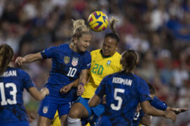 Nycole cabeceia no jogo Brasil x EUA, no torneio She Believes