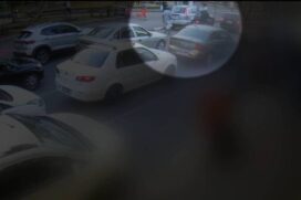 Imagem mostra o momento em que assaltantes abordaram o motociclista durante roubo na segunda-feira