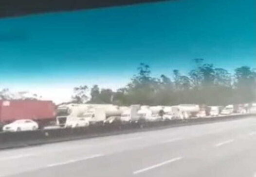Os caminhões e carretas com destino a São Paulo devem utilizar o trecho de serra da Via Anchieta.