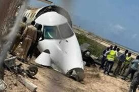 Um avião se despedaçou depois de um acidente durante o pouso nesta quarta-feira (12) na Somália.