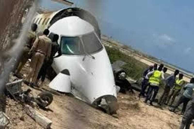 Um avião se despedaçou depois de um acidente durante o pouso nesta quarta-feira (12) na Somália.