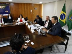 Ao menos 11 ministros do governo e o vice-presidente, Geraldo Alckmin (PSB), levaram suas esposas de carona