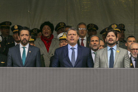 Ricardo Nunes, Tarcísio de Freitas e André do Prado, durante desfile neste domingo