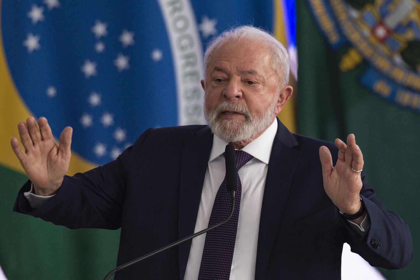 O presidente é pressionado pelo centrão, liderado pelo presidente da Câmara, Arthur Lira (PP-AL), a ceder ministérios de peso