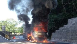 No vídeo, é possível ver o veículo no meio da rodovia imerso em chamas e com uma enorme fumaça ao seu redor