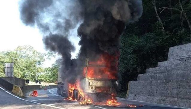 No vídeo, é possível ver o veículo no meio da rodovia imerso em chamas e com uma enorme fumaça ao seu redor