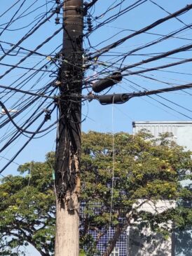 Poste pega fogo na Água Rasa, na zona leste de São Paulo