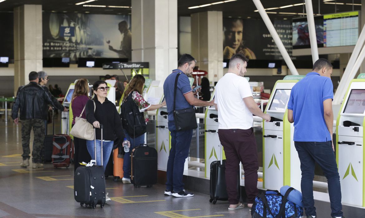 O objetivo é beneficiar pessoas que não voaram nos últimos 12 meses. Cada trecho de passagem é fixado em R$ 200 e cada pessoa só poderá comprar quatro trechos