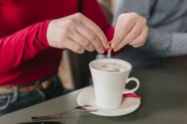 Descoberto há 62 anos, o aspartame é um adoçante artificial capaz de adoçar cerca de 200 vezes mais que o açúcar comum