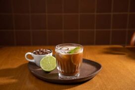 Shakerato, um expresso duplo batido com limão, mel e gelo, é uma das opções do Baobá Café
