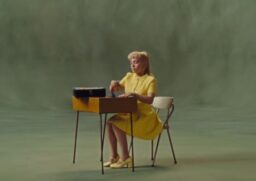 Billie Eilish lança single
