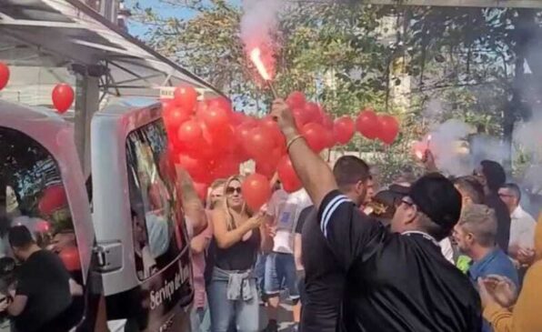 Em um vídeo publicado nas redes sociais, é possível ver as pessoas com balões vermelhos se despedindo do artista.