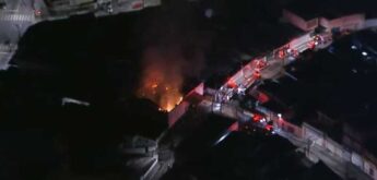 Um incêndio em uma fábrica de plástico durante a madrugada desta quarta-feira (26), na zona norte de São Paulo, deixou uma pessoa ferida, segundo o Corpo de Bombeiros