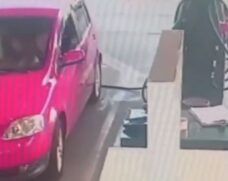 Momentos antes do carro explodir em posto de gasolina.