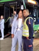A atacante Nycole e seu pai se despedindo no aeroporto