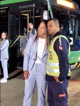 A atacante Nycole e seu pai se despedindo no aeroporto