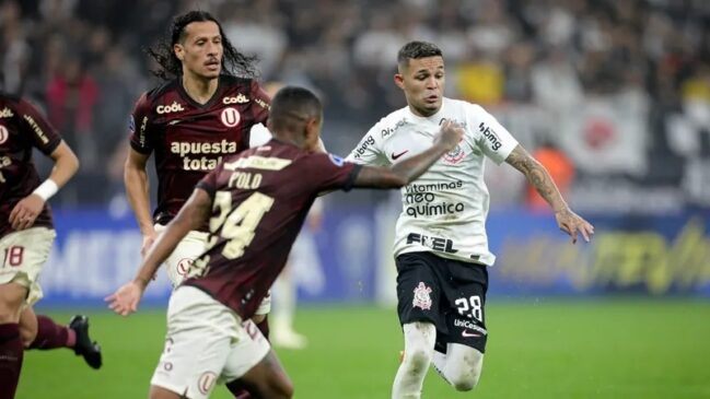 Corinthians e Universitario durante jogo na Neo Química Arena