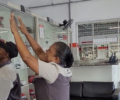 Dona Maria se emociona ao ver filho estrear pela TV