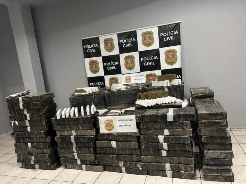 Com os indivíduos presos, o crime foi registrado como tráfico e associação ao comércio de drogas