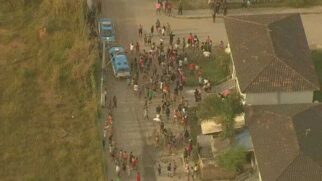 m protesto, moradores fecharam uma rua no bairro Inõa, onde ocorreu o crime.