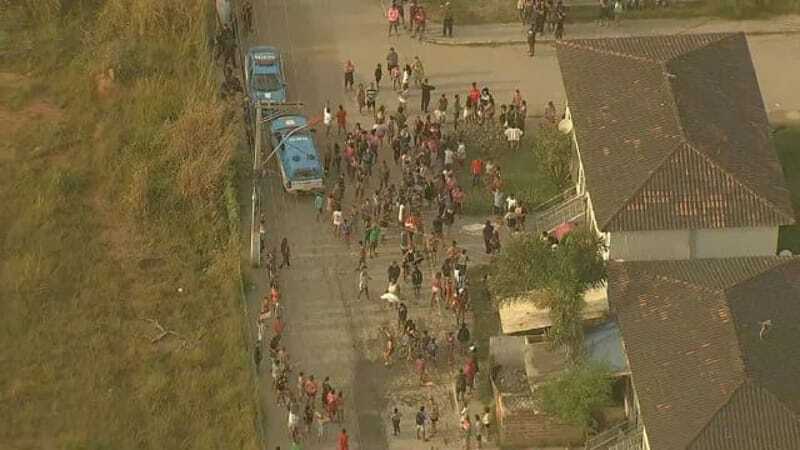 m protesto, moradores fecharam uma rua no bairro Inõa, onde ocorreu o crime.