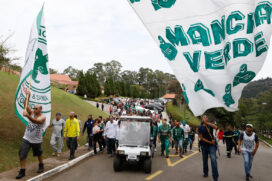 Enterro de torcedora do Palmeiras atingida por estilhaços de uma garrafa no entorno do Allianz Parque no último sabádo