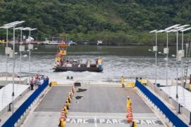 Os fortes ventos que atingem o litoral paulista nesta quinta-feira (13) interromperam a travessia de balsa entre as cidades de Guarujá e Bertioga