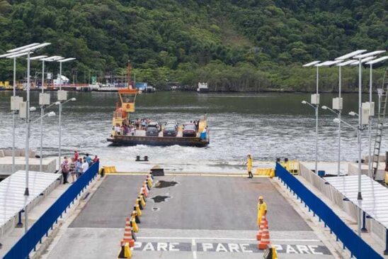 Os fortes ventos que atingem o litoral paulista nesta quinta-feira (13) interromperam a travessia de balsa entre as cidades de Guarujá e Bertioga