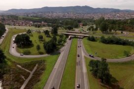 Um grupo com cerca de cem manifestantes interditou o km 85 da rodovia Fernão Dias, em São Paulo, sentido Belo Horizonte, no início da madrugada desta sexta-feira (14)