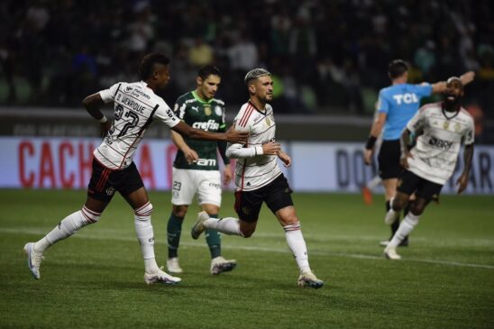 Arrascaeta celebra gol do Flamengo no Allianz Parque