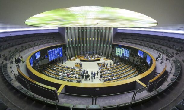 A partir de agora, o Executivo terá até 180 dias para enviar os projetos de lei complementar que vão regulamentar a reforma