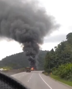 Caminhão pega fogo em rodovia na Baixada Santista