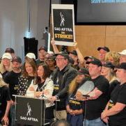 Presidente do sindicato dos atores SAG, Fran Drescher e o negociador Duncan Crabtree Ireland lideraram a discussão na coletiva da SAG-AFTRA