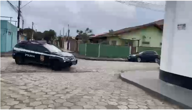 As investigações prosseguem para a localização e prisão dos demais envolvidos no crime