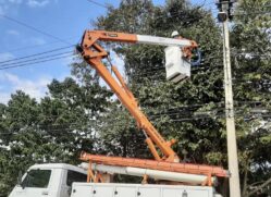 Nesta semana, no bairro Água Branca, em Porto Feliz, equipes iniciaram a substituição da iluminação comum por LED